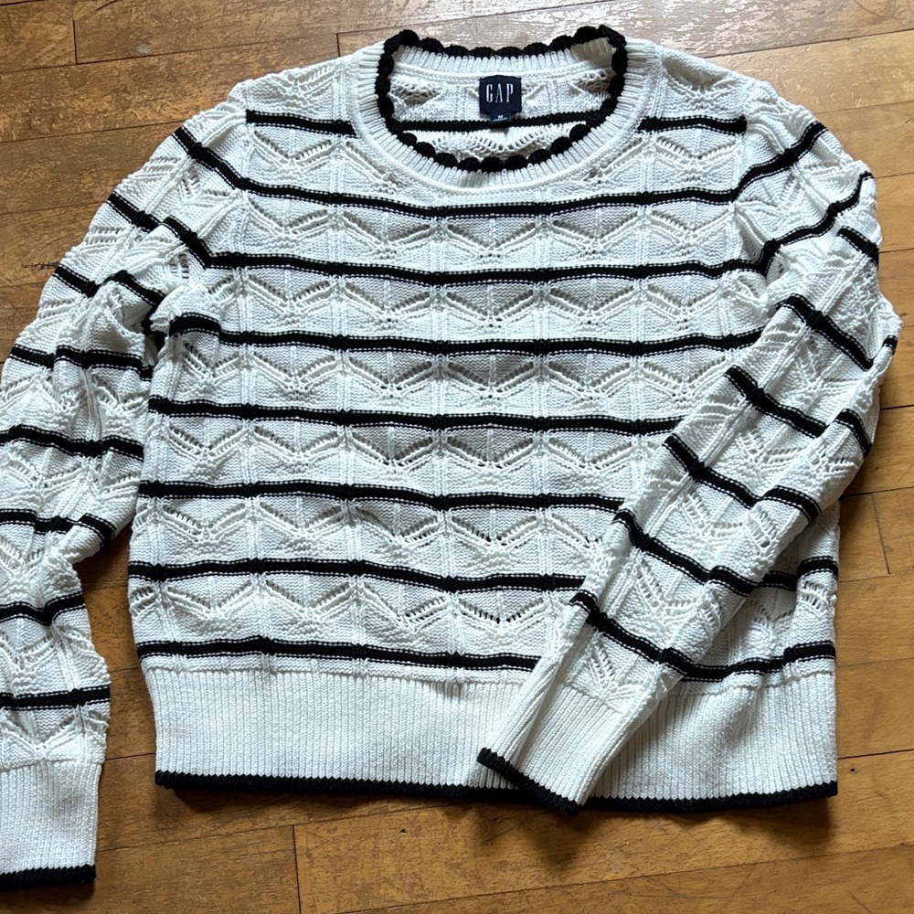GAP Women's Cream and Black Crewneck Sweater